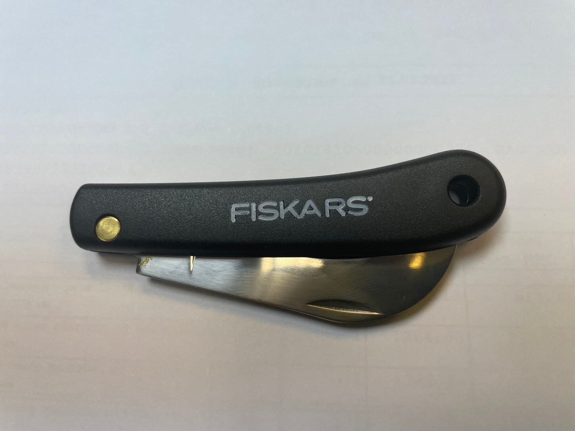 Нож для прививок Fiskars садовый крючкообразный 1001623