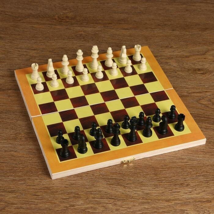 Настольная игра . Классические шахматы .