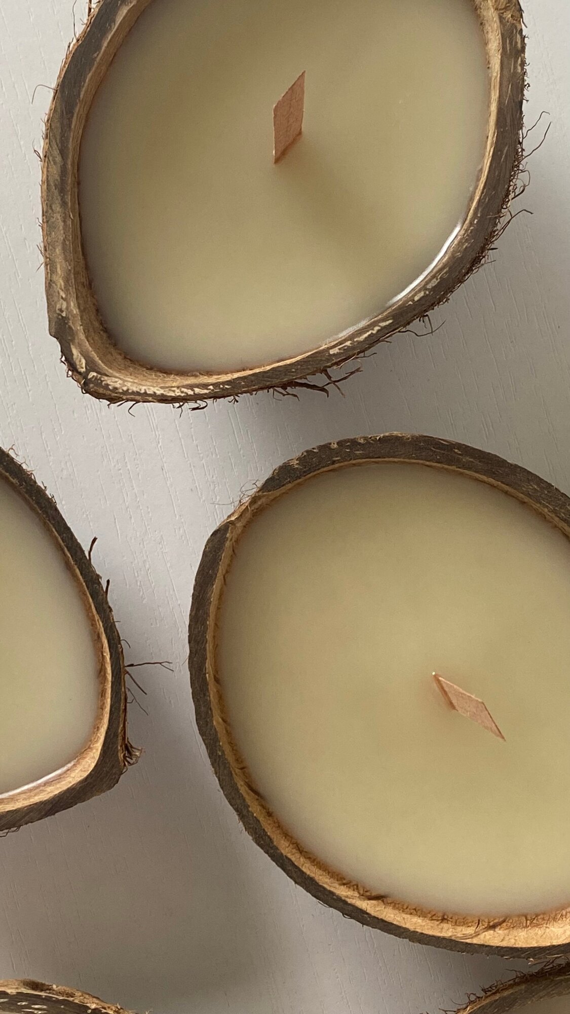 Свеча SandraCandles в кокосе, ручная работа, интерьерная декоративная