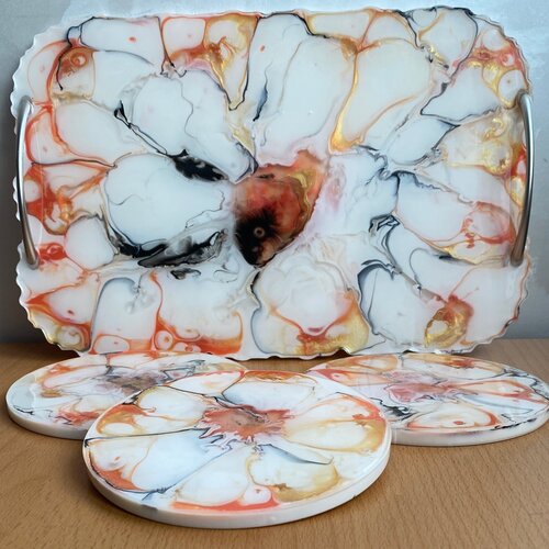 Набор из 4 предметов: поднос 29 на 20 см и 3 подстаканника 12 см. в диаметре.