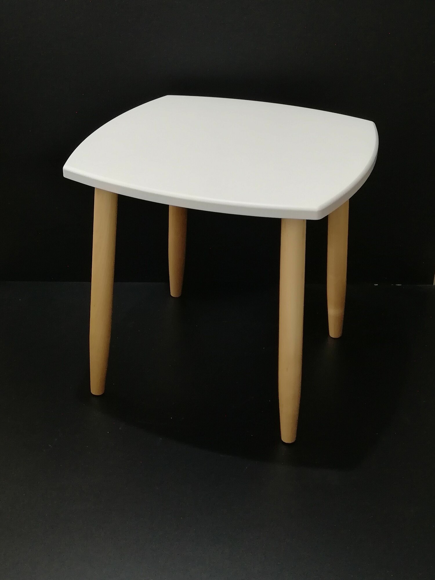 Столик, стол журнальный, столик кофейный, прикроватный, квадратный, д= 47 см, ш =47 см, в =47 см, цвет: белый, ножки лакированные из березы.