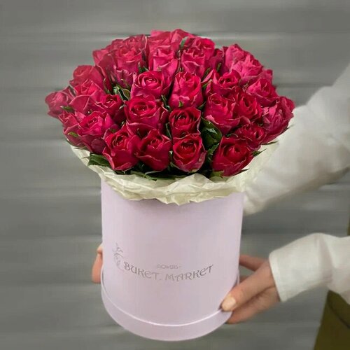 Изображение товара Букет Букет Маркет "Кенийские розы", малиновый, 33 розы, в шляпной коробке, высота 40 см
