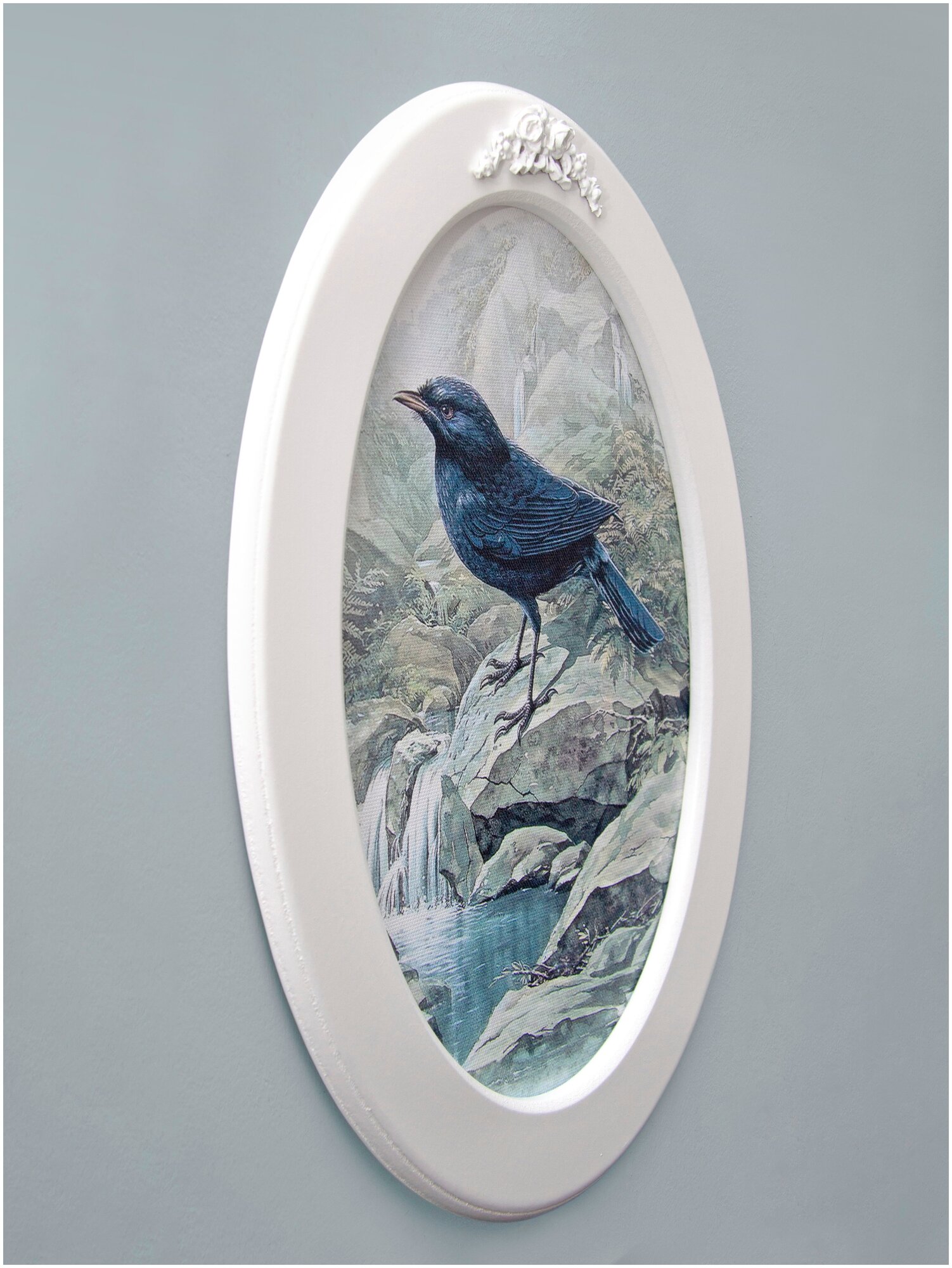 Картина в овальной деревянной раме с лепниной "Птички"