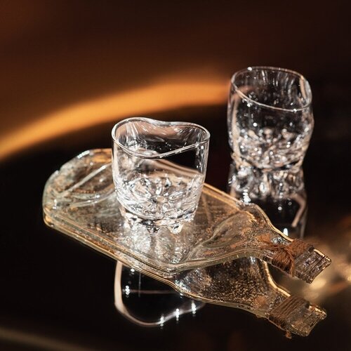 Подарочный набор - два бокала для виски (рифл.) и блюдо (менажница) из прозрачной винной бутылки серии Хмельное стекло
