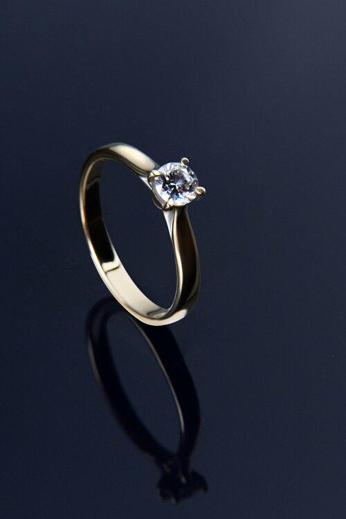 Кольцо помолвочное Фамильные бриллианты Кольцо золотое с единственным бриллиантом, белое золото, 585 проба, бриллиант, размер 17, желтый