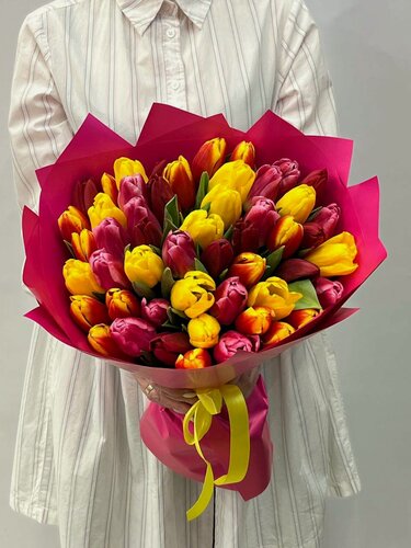 Изображение товара Монобукет Romashka «Весенние каникулы», тюльпаны, высота 50 см, 31 цветок