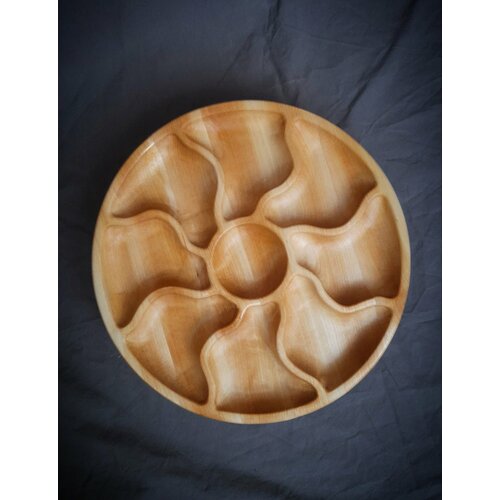 Круглый поднос из дерева для сервировки стола 