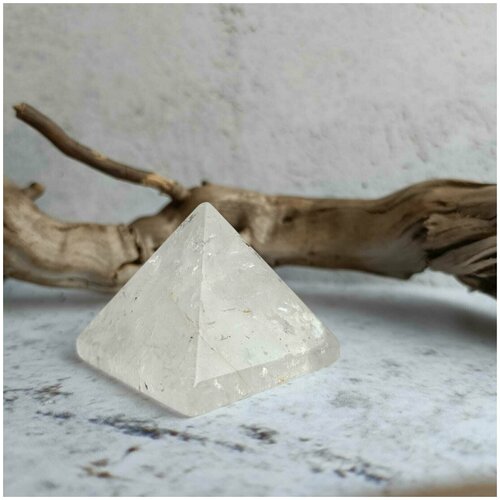Пирамида из горного хрусталя, 37*37 мм.
