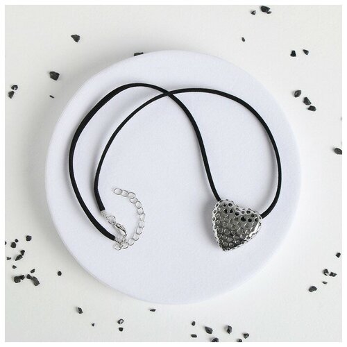 Кулон на шнурке 