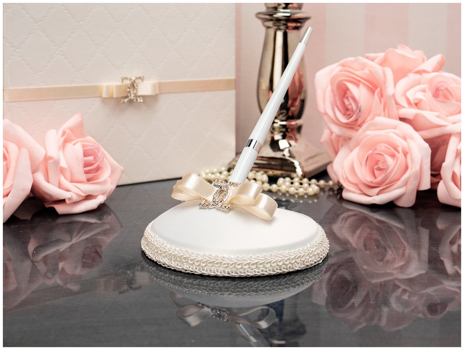 Роскошная свадебная ручка для росписи в загсе на объемной подставке "Шанель" с атласным декором белого цвета, бантом айвори и брошью со стразами