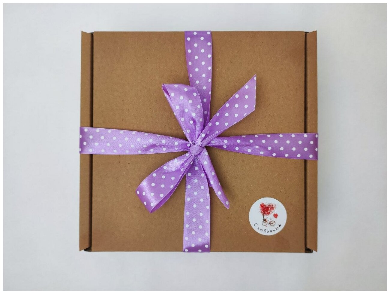Подарочная картонная коробка с бумажным наполнителем и атласной лентой