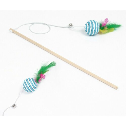Дразнилка-удочка с плетёным шариком и цветными перьями на деревянной ручке, голубой