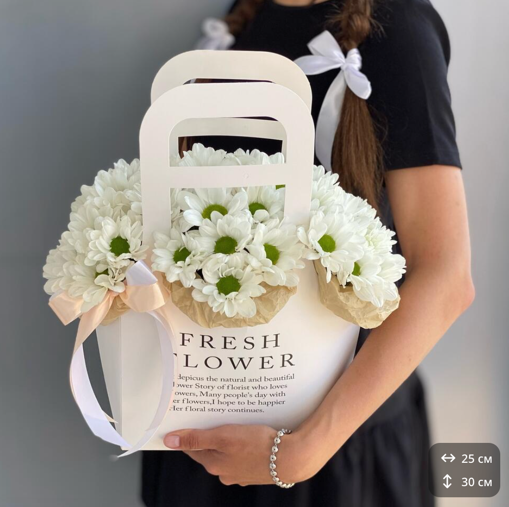 Сумочка с ромашками/цветочная композиция из кустовой ромашковой хризантемы/цветы в сумке