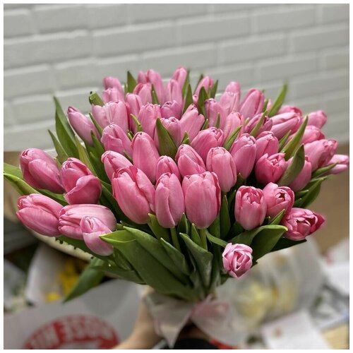 Большой букет розовых тюльпанов на 8 марта