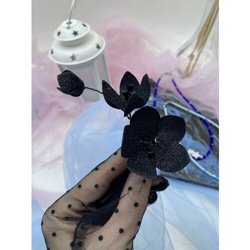 Шпилька с цветами из смолы черного цвета