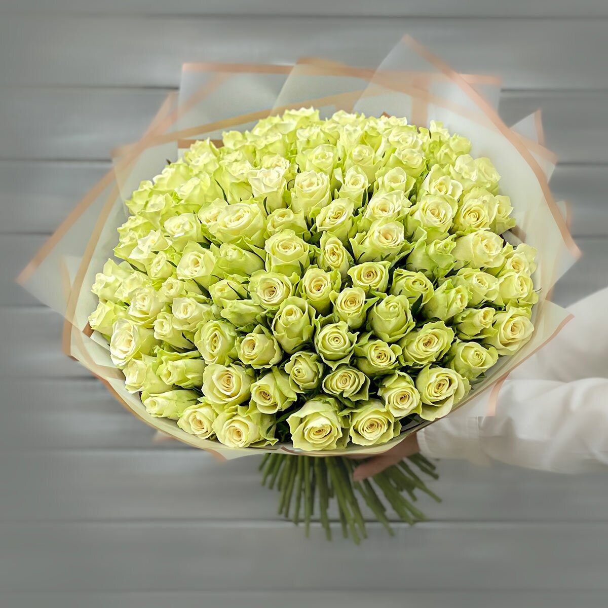 Букет живых цветов из 101 белой розы 40 см в упаковке