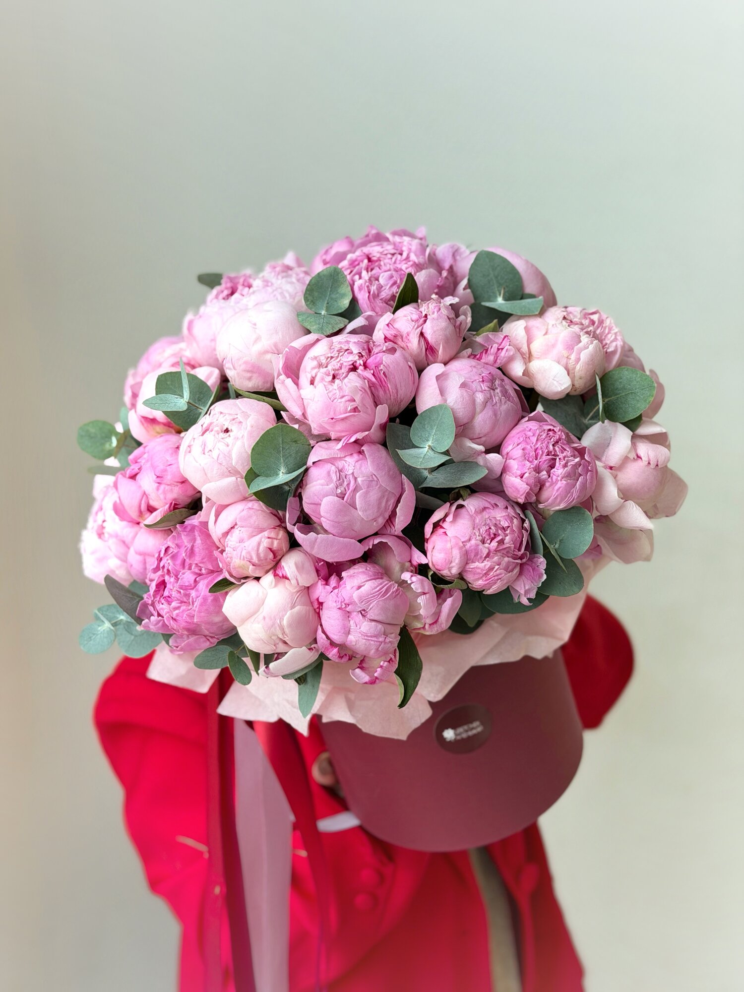 Композиция в коробке "Пионы Сара Бернар" 35 цветов розовая с эвкалиптом