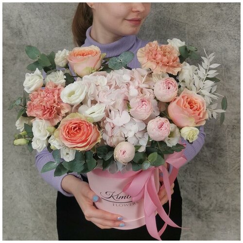 Авторская композиция с пионовидными розами гравити в шляпной коробке. Букет 317 Kimbirly Flowers
