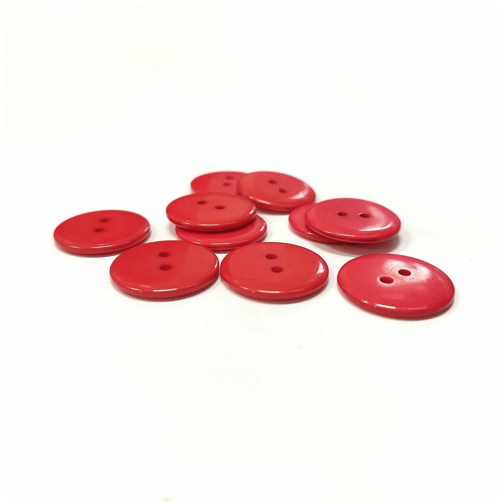 Пуговицы пластиковые красные с двумя отверстиями, 23мм - 10 штук.