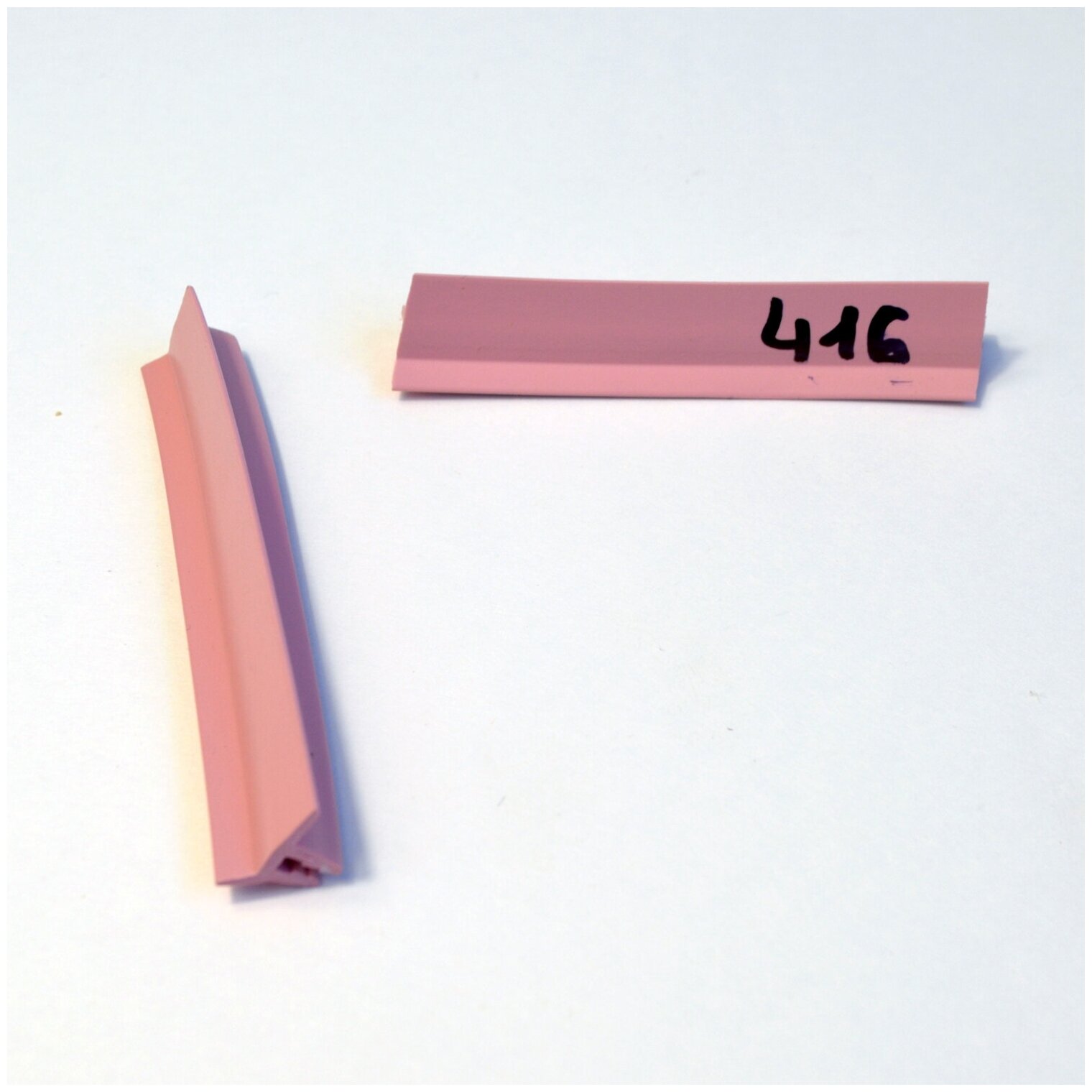 Вставка-заглушка, плинтус для натяжного потолка розовая 416 Lackfolie (76 по Saros) (10 м) - фотография № 2