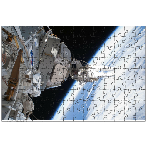 фото Магнитный пазл 27x18см."международная космическая станция, мкс, космонавт" на холодильник lotsprints