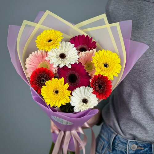 Изображение товара Букет из 11 гербер микс в стильной упаковке. «365 Поводов» - живые цветы с доставкой