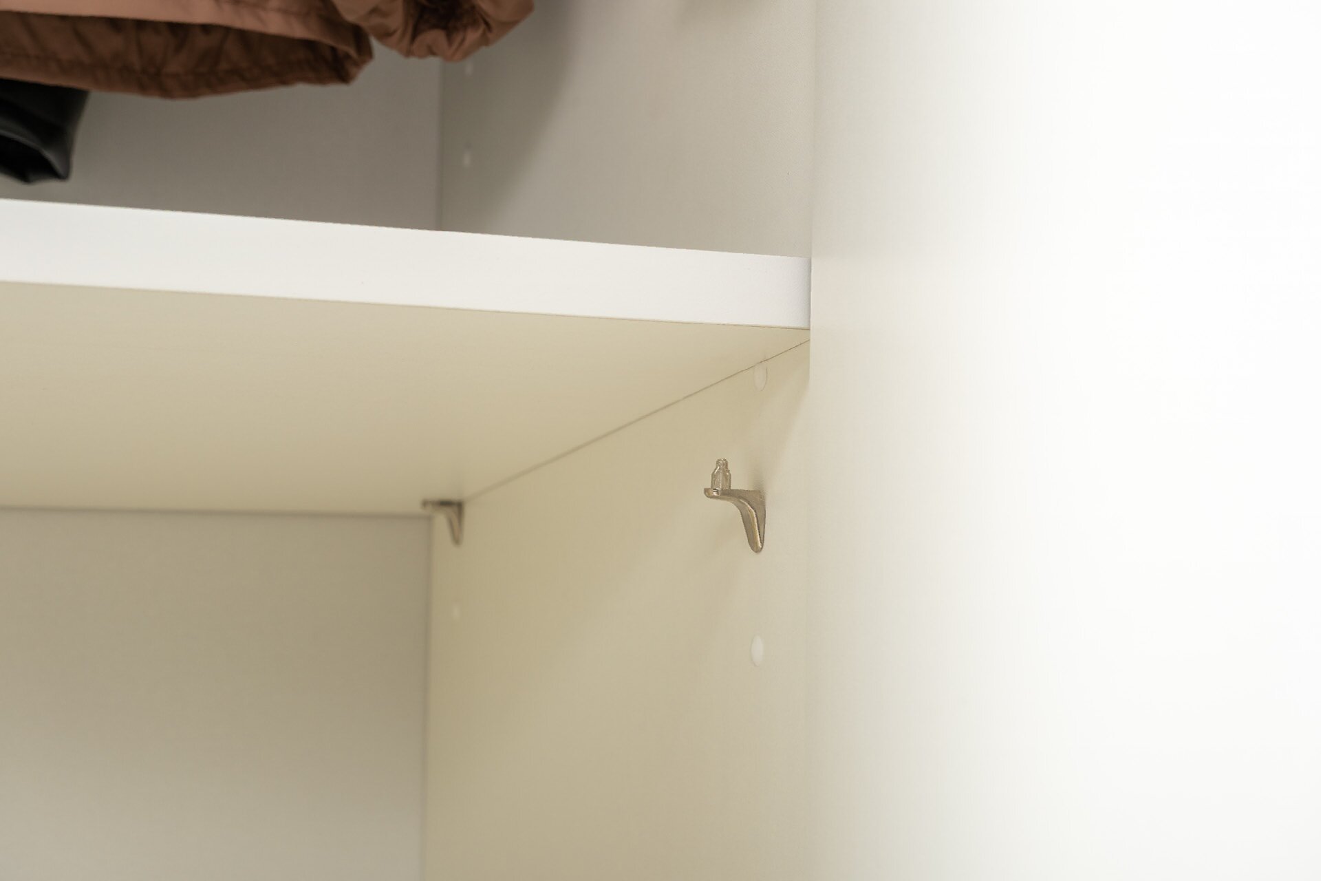 Полкодержатель с фиксатором упором для деревянных полок - 8 шт — фото 1