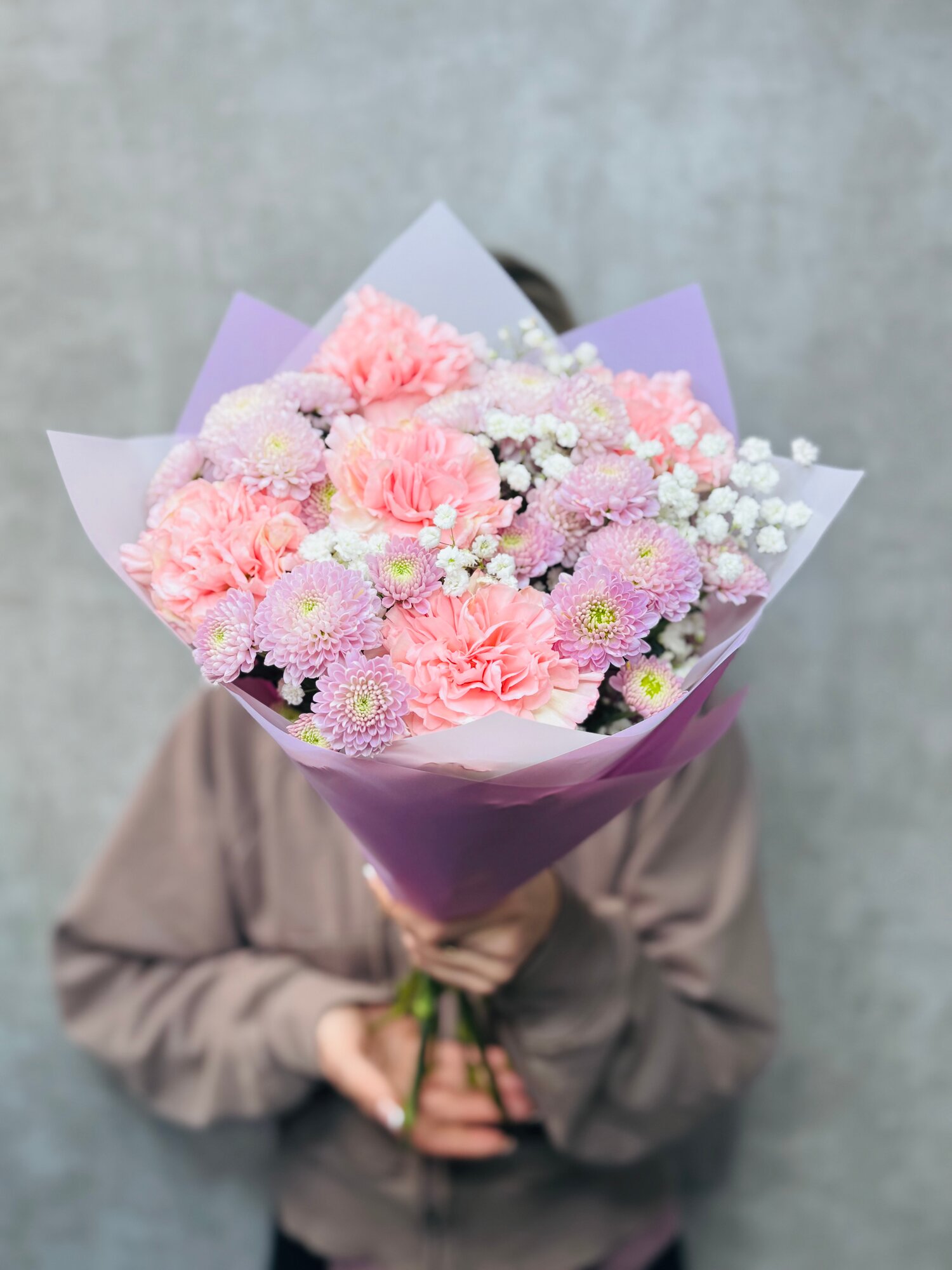 Букет A&G Flowers, авторский, хризантемы, гвоздика, гипсофила, нежный розовый