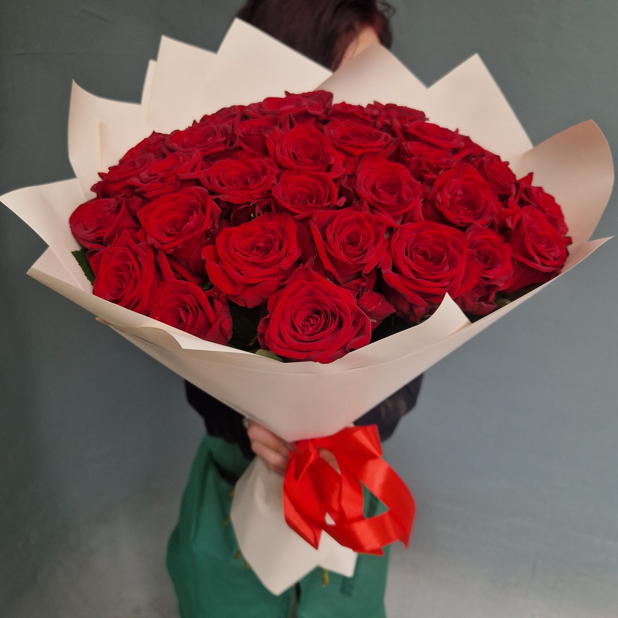 Розы Премиум 35 шт красные в кремовой упаковке 50 см арт 12134