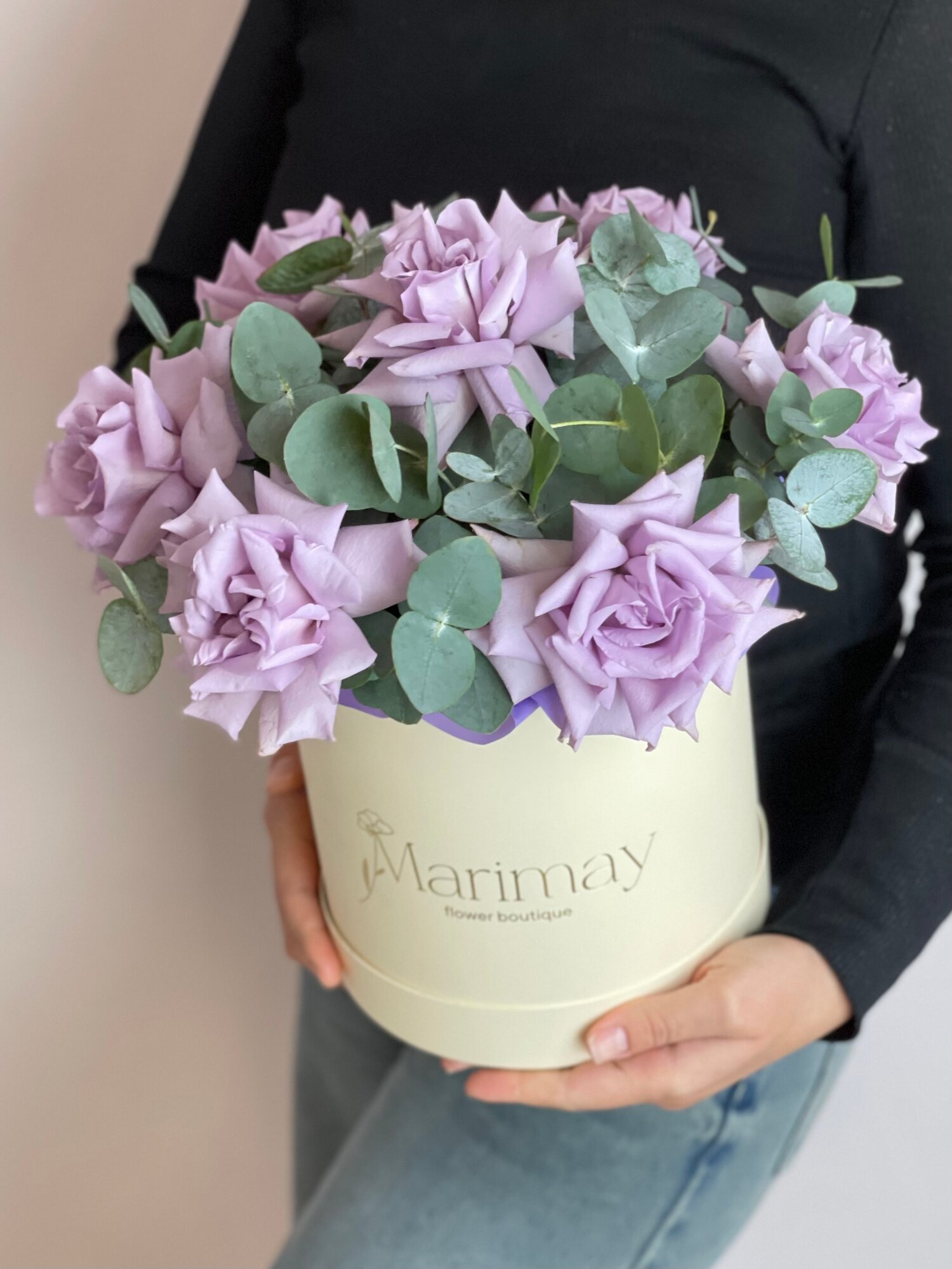 Букет сиреневых французских роз 7 шт в шляпной коробке — нежные свежие розы с эвкалиптом лавандовые розы