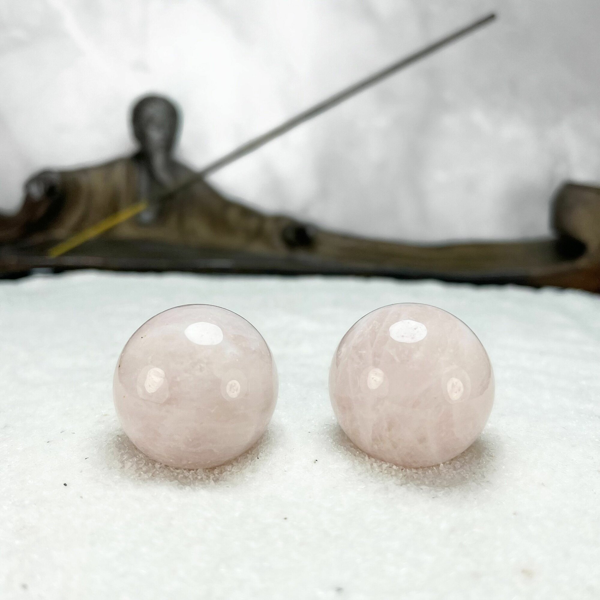 Массажные шары Бао для здоровья и медитации, антистресс, из натурального камня Розовый кварц, диаметр 23-25 мм, 2 шт - фотография № 1