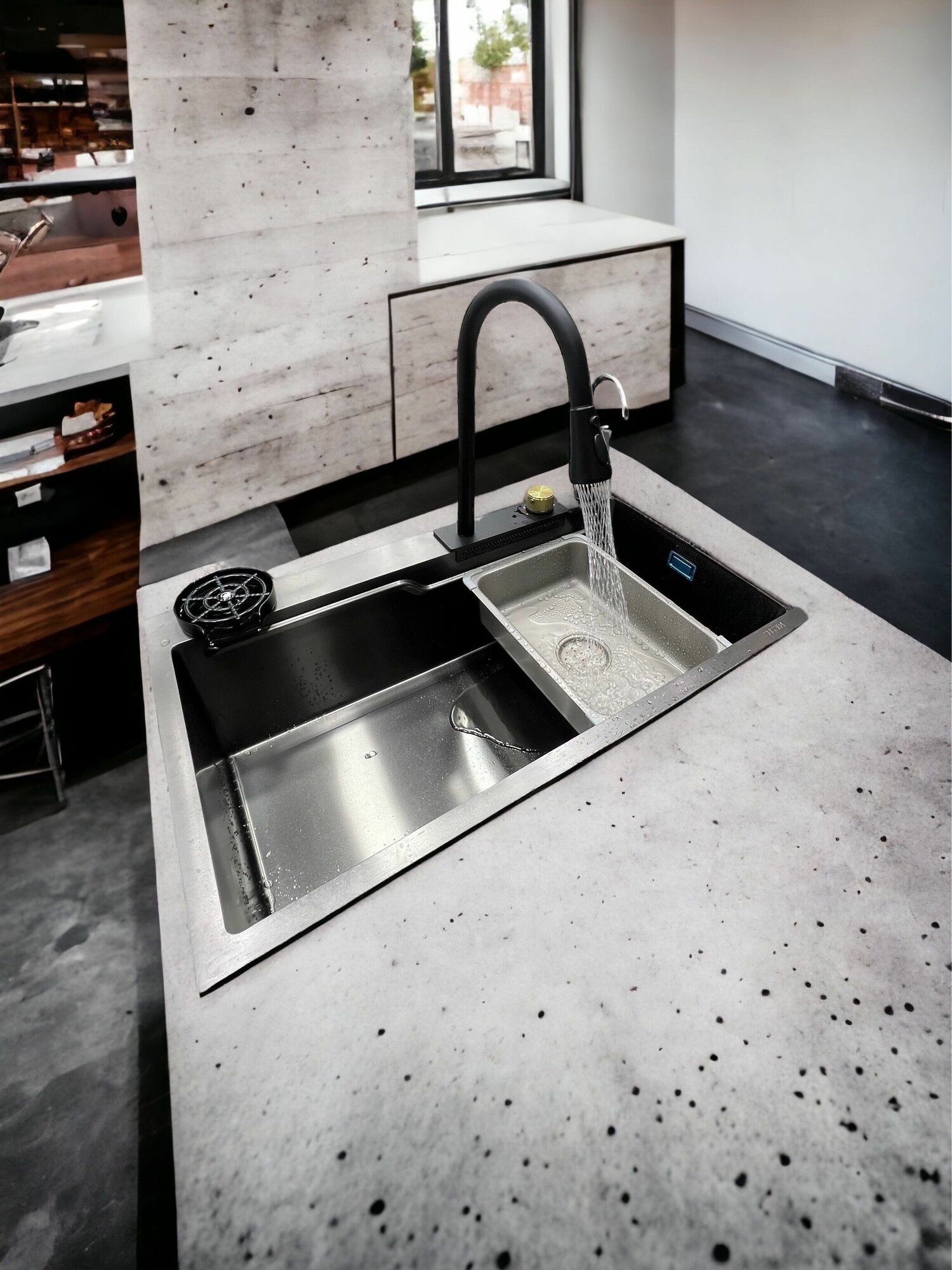 Кухонная мойка из нержавеющей стали 78х46 см со встроенным смесителем, краном питьевой воды и водопадом - фотография № 1