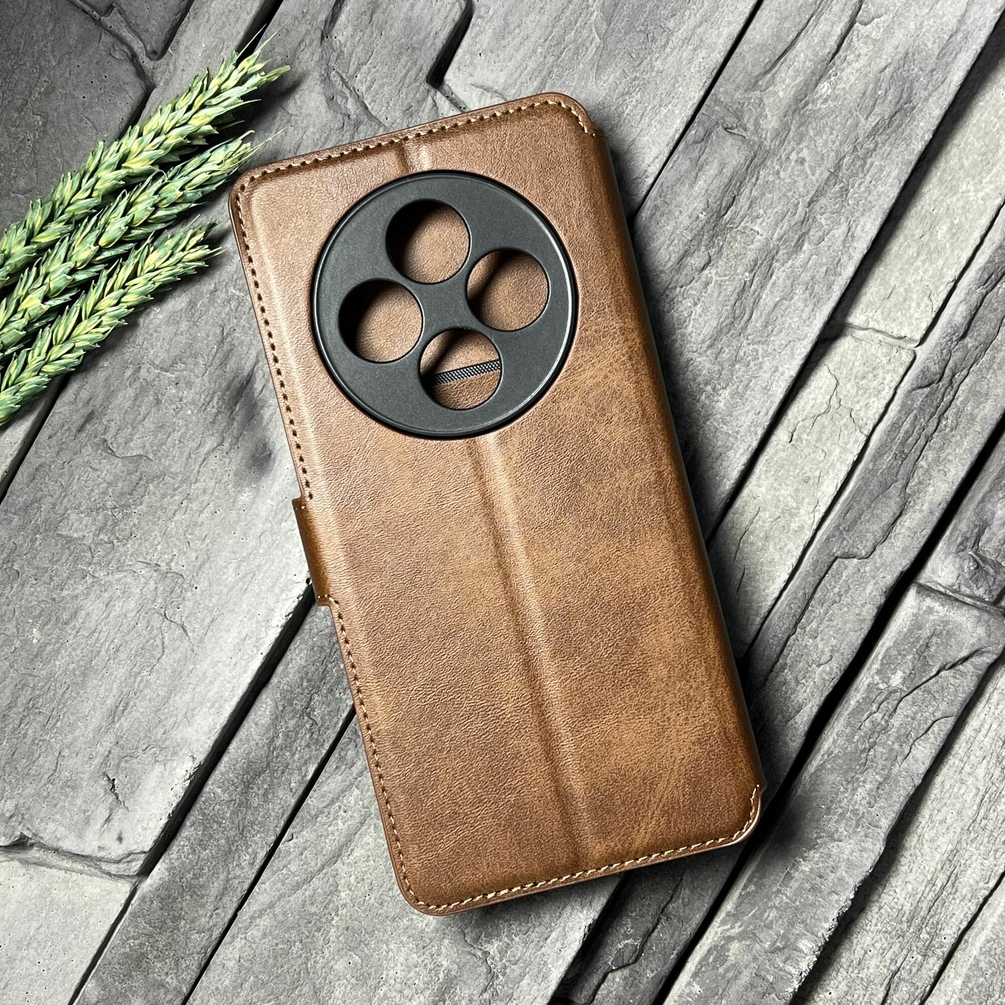 Чехол книжка для Redmi 14C / Poco C75 кожаный с магнитной застежкой (Редми 14Ц / Поко Ц75) с хлястиком, с функцией подставки, коричневый — фото 1