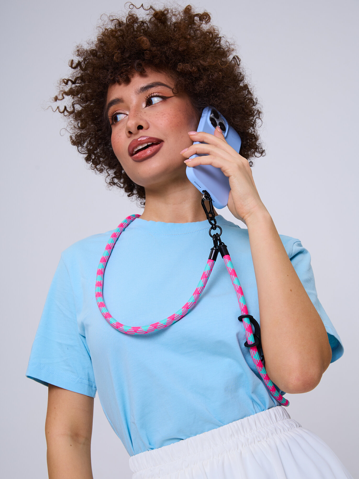 Веревка шнурок для телефона с двумя вкладышами держателями в комплекте на море