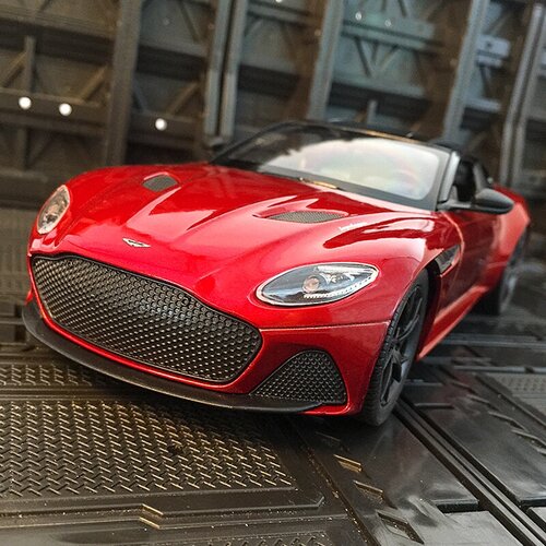 Коллекционная масштабная модель Aston Martin (Астон Мартин) DBS Superleggera 1:24 (металл, свет, звук), XLG, красный, male  - купить