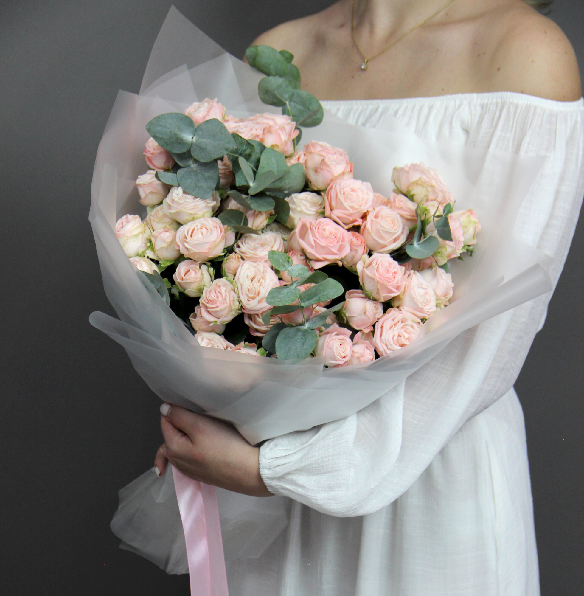 Пионовидные розы кустовые 15 штук и 2 эвкалипта "Нежный луч" в упаковке 50 см