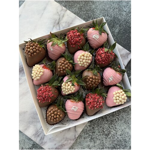 Подарочный набор клубника в белом и молочном шоколаде Romance 16-20 ягод Happy Berry