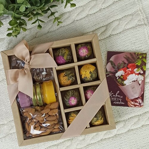 Изображение товара Подарочный набор для женщины: связанный чай в шариках 8 шт, орехи 2 вида, мед 2 вида