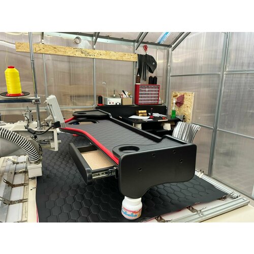 Столик в кабину для VOLVO FH12 02-08 Чёрная экокожа Красный ромб 2 этажа с подстаканниками 12299₽