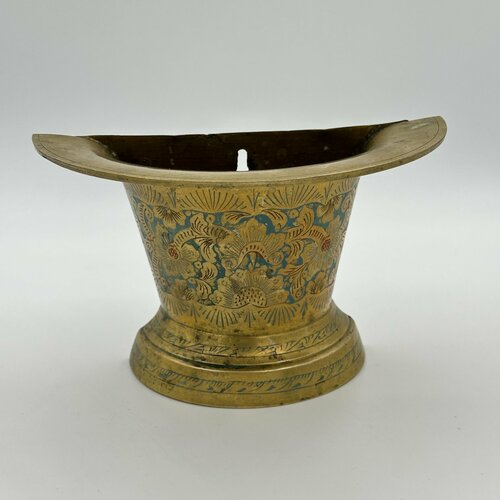 Кашпо настенное украшенное цветочным декором латунь гравировка эмали 6500₽