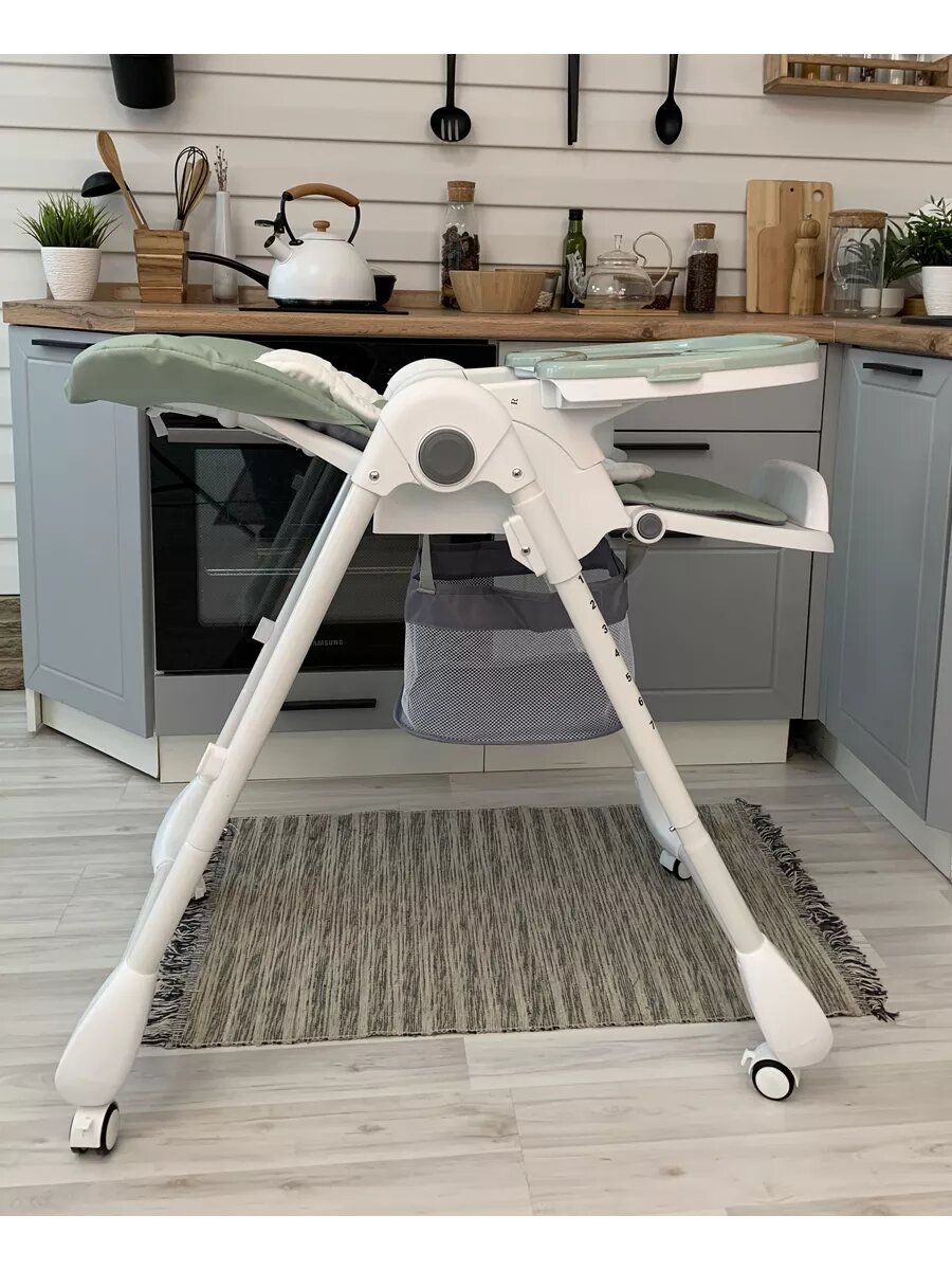 Стульчик для кормления ребенка Bella Baby складной фисташковый на колесах с чехлом из экокожи — фото 1