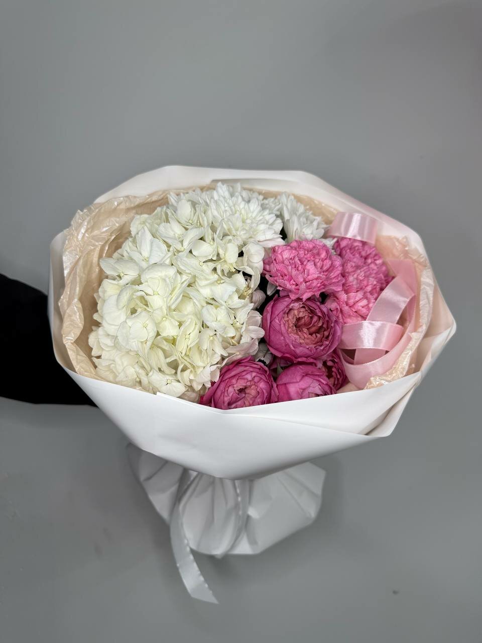 Букет из белой гортензии и пионовидных роз в подарочной упаковке ко Дню Мамы