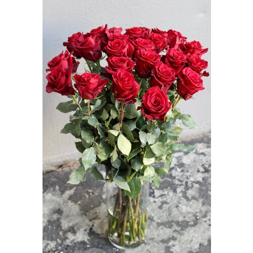 25 красных роз сорта Эксплорер в вазе (80 см)