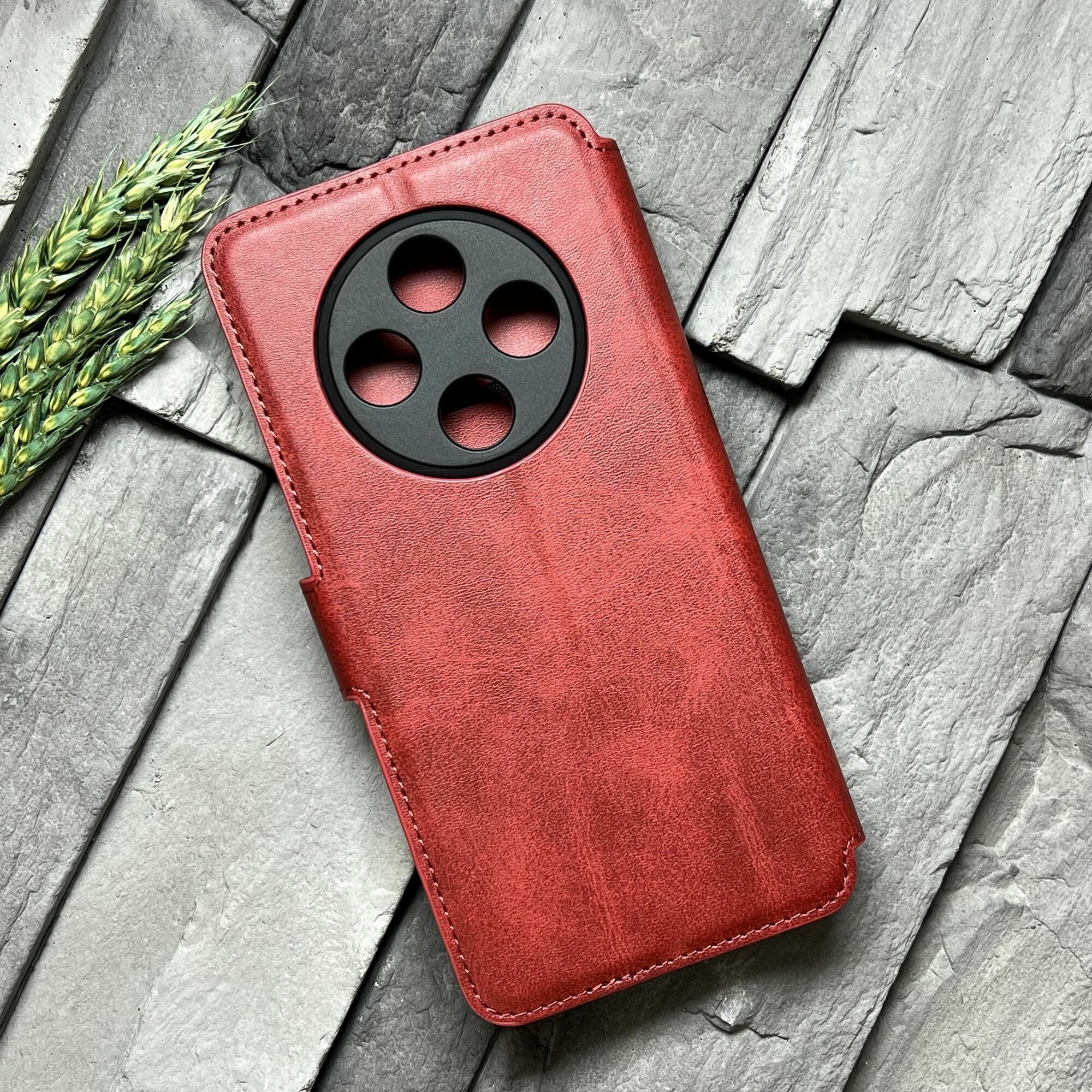 Чехол книжка для Tecno Spark 30C c магнитной застежкой / Техно Спарк 30С c хлястиком и отделением под карты , красный — фото 1