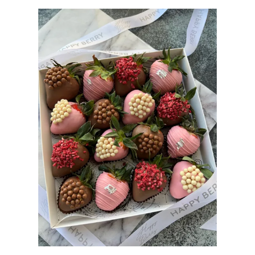Подарочный набор клубника в белом и молочном шоколаде "Romance" (16-20 ягод) Happy Berry