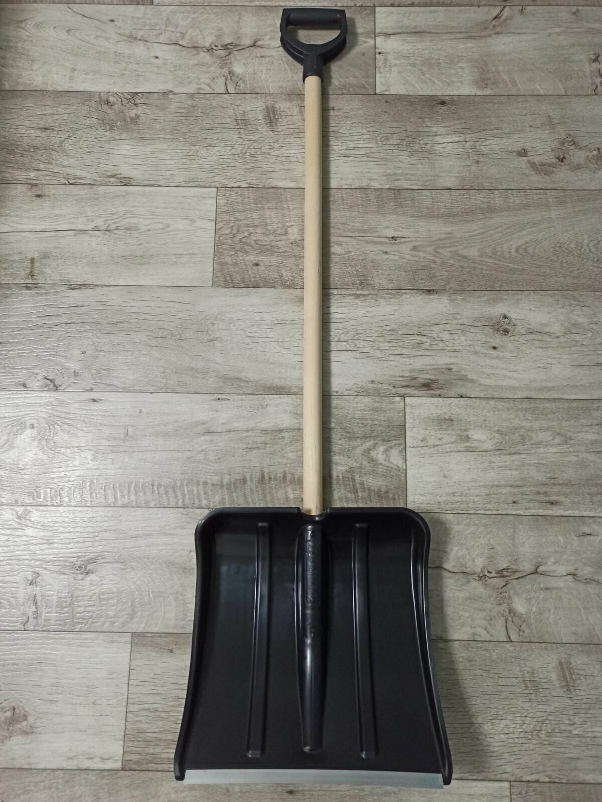 Лопата для уборки снега с деревянным черенком и V-ручкой Витязь - фотография № 1