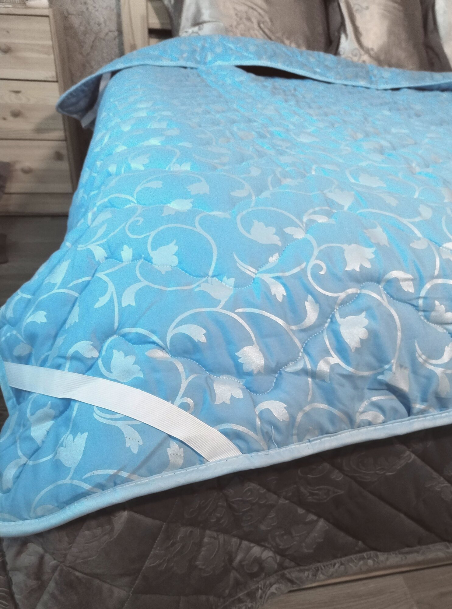 Наматрасник Асика 200х220 топпер на диван или на кровать на резинке голубой