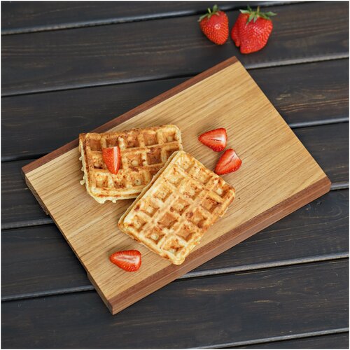 Разделочная доска с орехом средняя