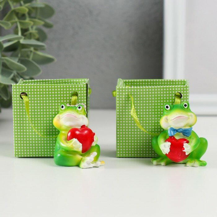 фото Сувенир полистоун "Влюбленная лягушка" микс 3х4,3х4,5 см
