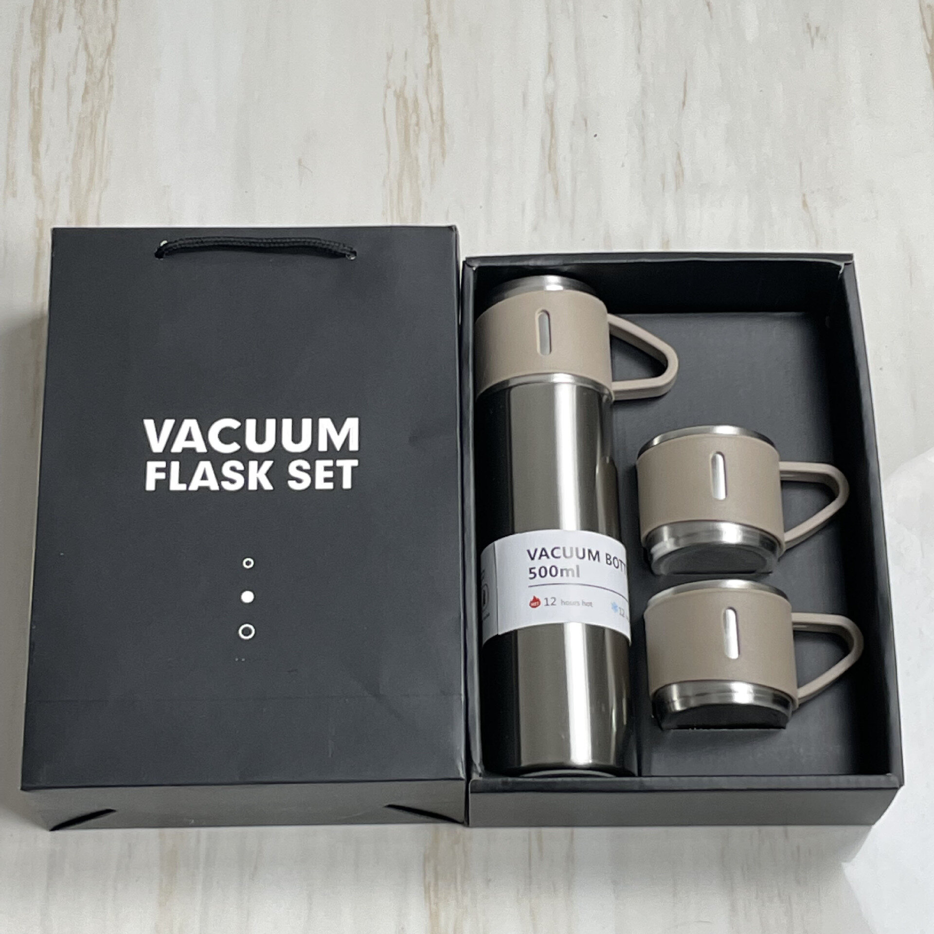 Термос вакуумный, подарочный набор с тремя кружками в серебристом цвете с бежевыми кружками - фотография № 1